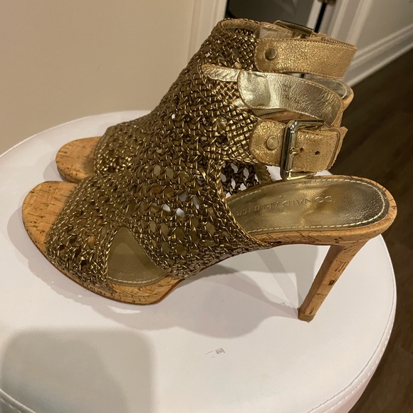 Stunning gold mesh and cork heels with gold buckles - Picture 1 of 3